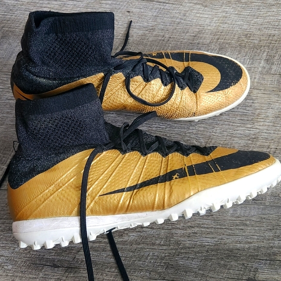 Nike soccer shoes size 8 - Picture 1 of 3